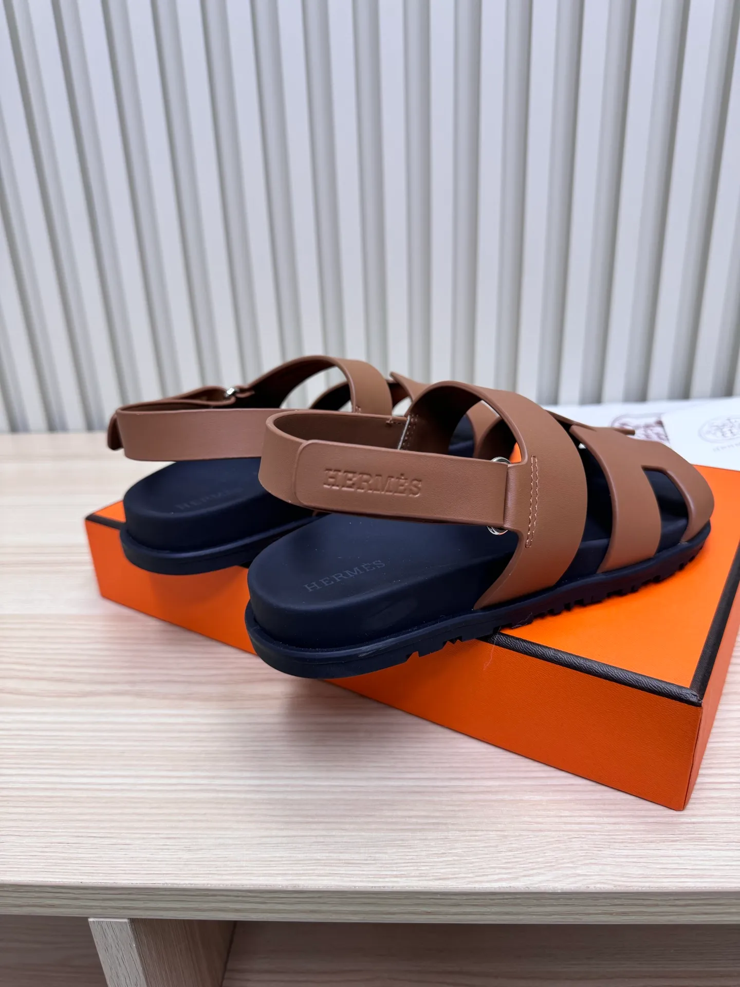 👟👟Ex-factory price 502👟👟Hermes🐎The extremely popular couple’s second uncle slippers/golden sandals and slippers, paired with various colorful socks, are so trendy!  ———————— Upper: imported cowhide/sheep leather/cloth/palmprint leather lining: imported cowhide/sheepskin outsole: Tpu non-slip and wear-resistant outsole Female size: 35-42 (40.41.42 non-returnable and non-exchangeable) Male code: 39-45 (45 non-returnable and non-exchangeable)